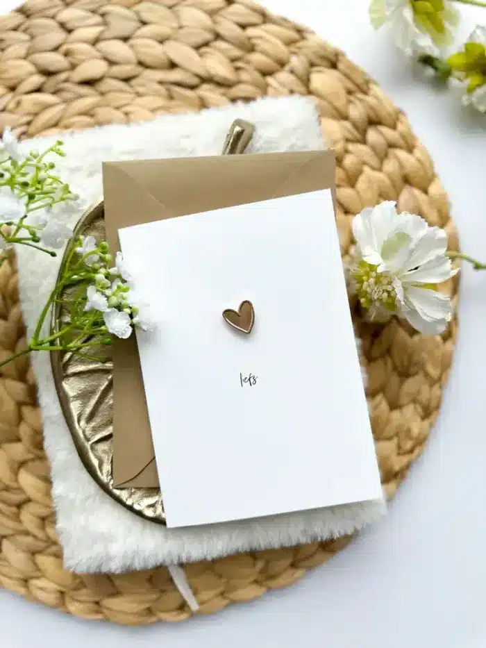 Wenskaart met pin  Liefs